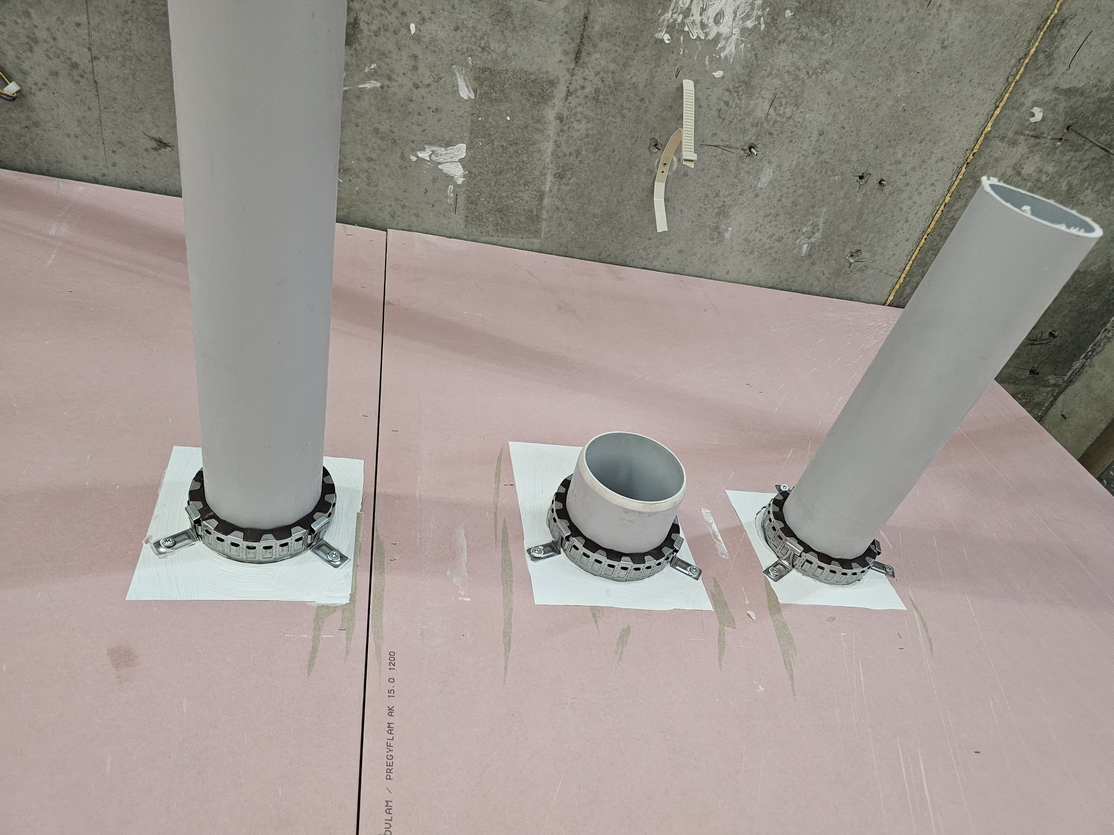 PVC doorvoeringen met brandwerende manchetten